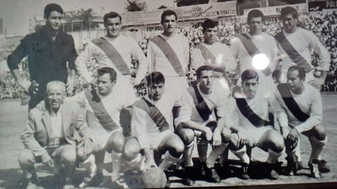 Romasanta, el del medio de los agachados, durante su temporada como jugador del Rayo Vallecano