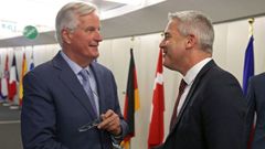 El negociador de la Unin Europea, Michel Barnier (izquierda), junto al negociador del brexit del Reino Unido, Stephen Barclay (derecha) 