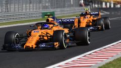 El piloto asturiano Fernando Alonso (I) de McLaren y su compañero de equipo Stoffel Vandoorne en acción durante during el Gran Prix de Hungaroring