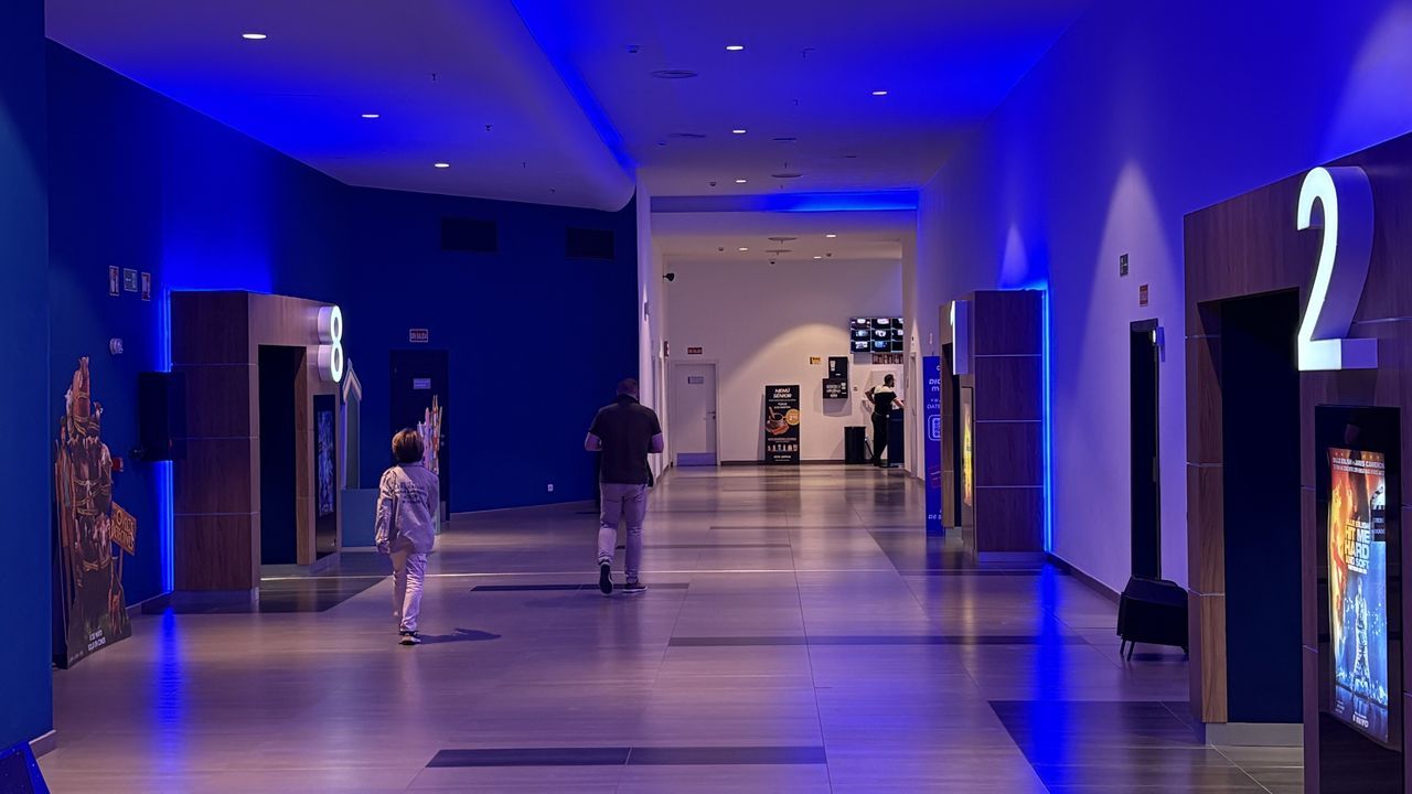 Imagen del interior de los Yelmo Cines del centro comercial de As Termas.