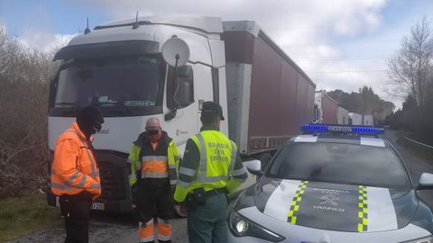 La Guardia Civil tuvo escoltar varios camiones a su paso por la provincia de Lugo