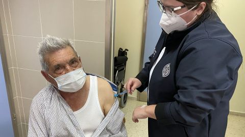 Manuel Garca Porto, de 77 aos y vecino de Vilamartn, se vacun en el HCV