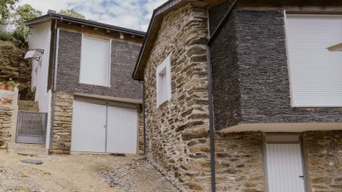 En Candeda ya están rematadas las tres casas que reconstruyó la Xunta.
