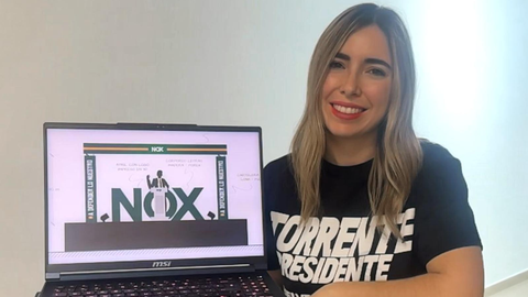 Laura Mon con uno de sus dise�os