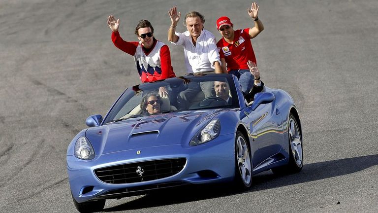 Camps, a los mandos de un Ferrari con Rita Barberá, los pilotos Fernando Alonso y Felipe Massa y el presidente de Ferrari Di Montezemolo.
