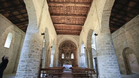 Interior de la iglesia de Penamaior, con tres naves y hermoso artesonado