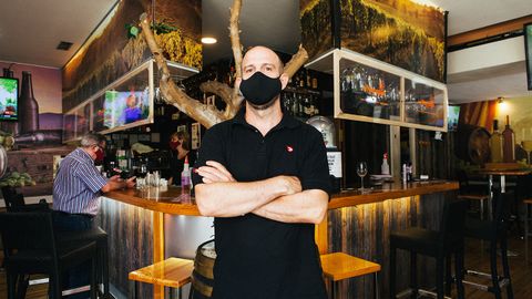 Ricardo Ricky Izaguirre, en la puerta de su bar El Naranjo