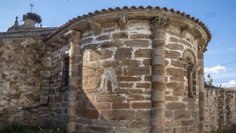 Ábside románico de la iglesia de Ribas Altas, donde comienza el recorrido