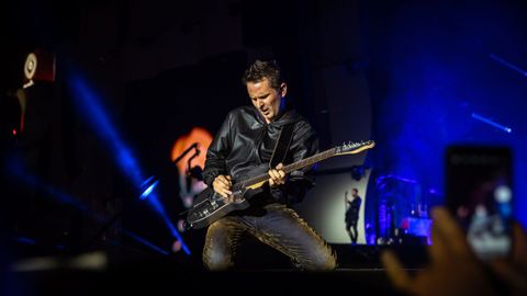 El cantante de la banda británica Muse, Matt Bellamy, en concierto