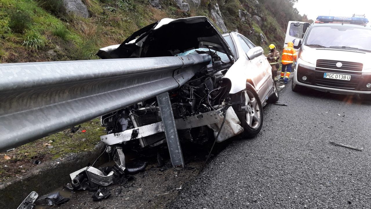 El conductor sali� ileso despu�s de que el quitamiedos atravesara el veh�culo