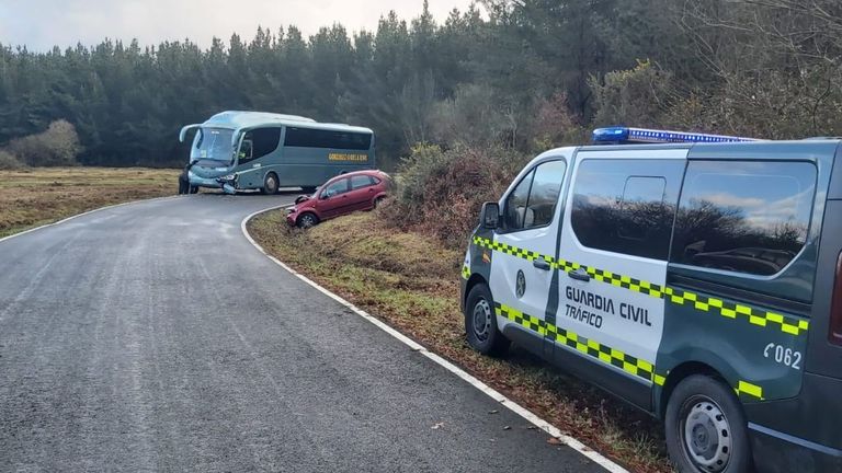 Los 16 escolares que viajaban en un autobus resultaron ilesos tras un accidente.