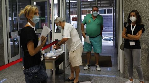 Primeros votantes en Ourense