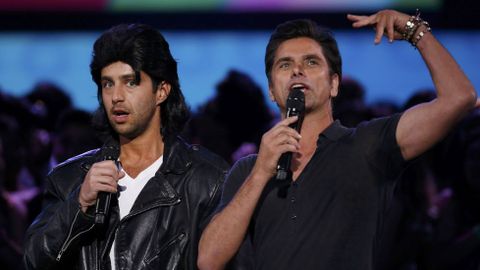 Josh Peck y John Stamos durante los Teen Choice Awards 2015