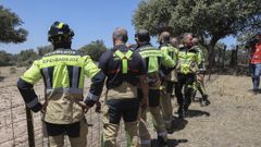 Efectivos del cuerpo de bomberos acuden al lugar donde una persona falleció el 25 de julio del 2023 al estrellarse una avioneta cerca de Mérida, en las proximidades del embalse de Proserpina.