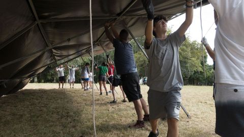 Jóvenes y adultos comparten tareas en vísperas del festival
