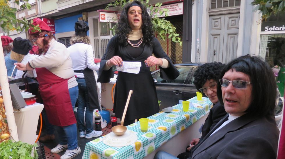 B�scate en el desfile de comparsas de Monforte.El delantero larach�s Miguel Taibo intenta el remate entre varios rivales. 