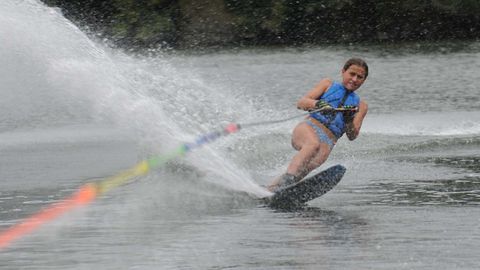 Simoneta Suárez, del club Dummies de Ourense, es la actual campeona de España sub-14 de esquí náutico y se impuso en la categoría absoluta del Open Ibérico de Cortegada.