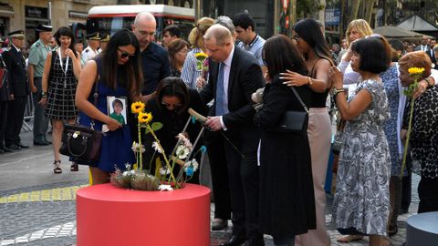 Ofrenda floral en el mosaico de Joan Miró de La Rambla de Barcelona.