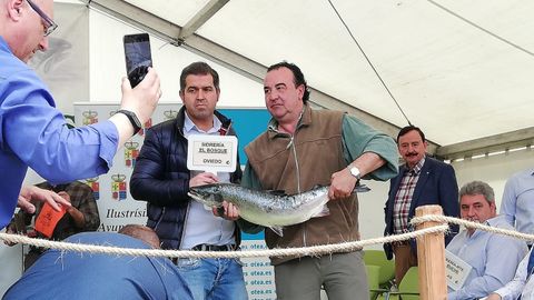 El pescador del campanu Fernando Lpez Castro entre el campanu, pescado en el Cares, al representante del restaurante El Bosque, de Oviedo
