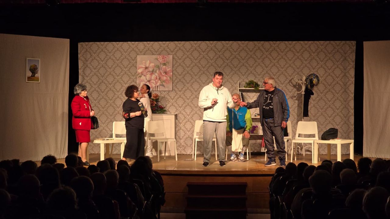 Mira las fotos del arranque de las fiestas de San Mauro en Lam�n.Imagen de la representaci�n de �Terapia de grupo�, de la asociaci�n cultural Quemaisten Teatro.