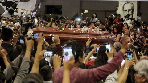 Cientos de seguidores dieron su ltimo adis en Lima al expresidente Alan Garca