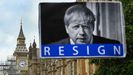 Cartel pidiendo la dimisión de Boris Johnson, este lunes, en el exterior del Parlamento británico