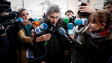 El abogado de la vctima de ?La Manada?, Miguel Angel Morn, atiende a los periodistas a su llegada al Palacio de Justicia de Navarra