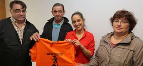 Oca y Loureiro con la camiseta de la marcha junto a los directivos Antonio Novo y Patricia Lago. 