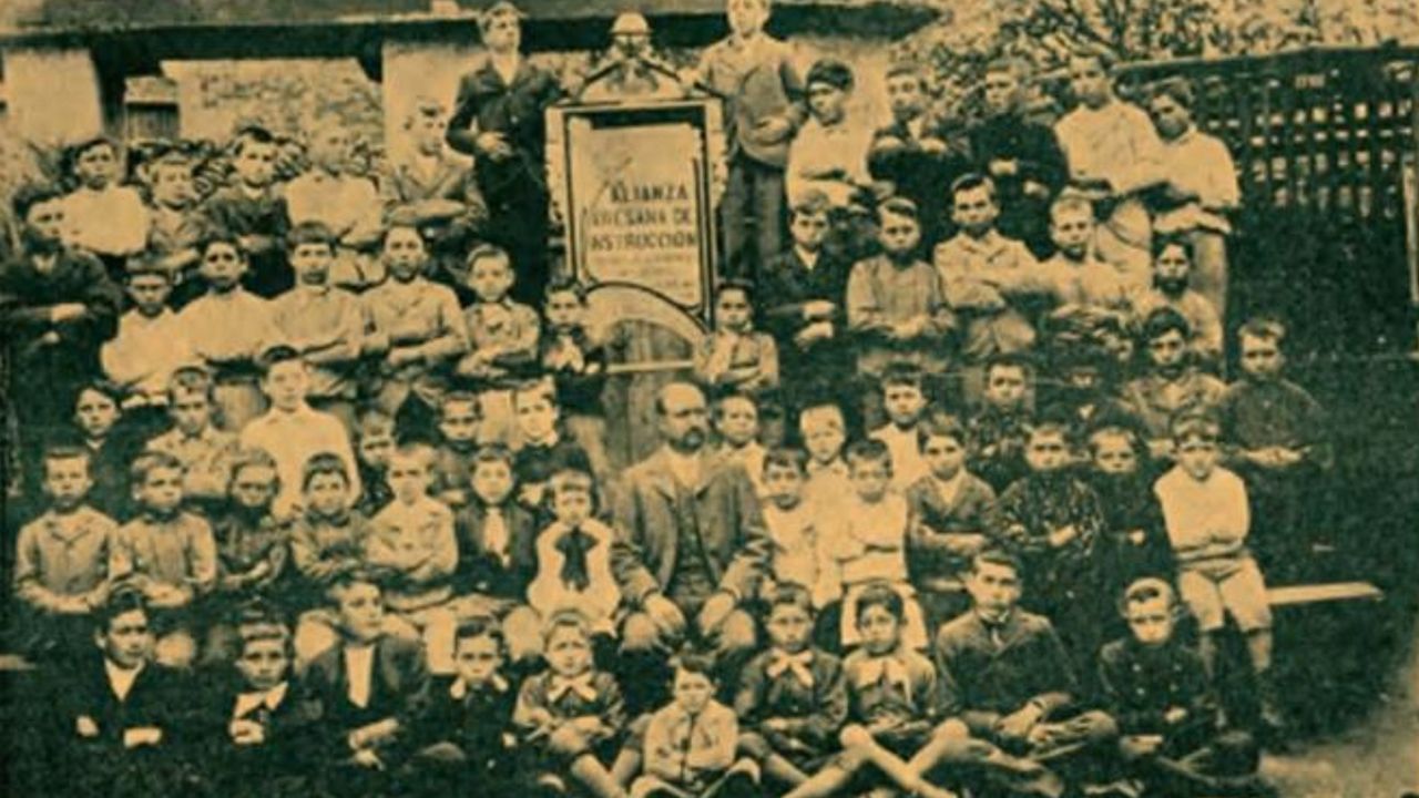 As qued el Pazo de Reirs, del Caldas.Fotografa antigua de un grupo de escolares de la Alianza Aresana. 