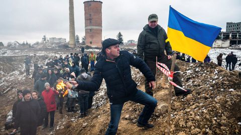Civiles ucranianos aprenden a lanzar cócteles Molotov en la ciudad de Zhytomyr