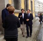 Llegada de Agust�n Hern�ndez al edificio de Ayudant�a en Sada