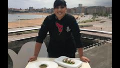 Lara Roguez, la chef del restaurante Kraken del Acuario, con dos de sus creaciones culinarias