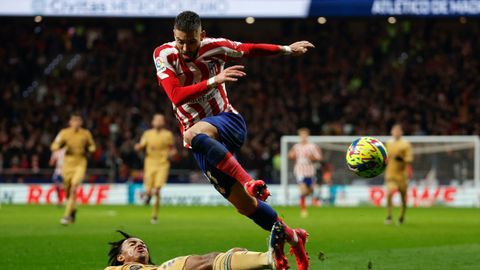 Yannick Carrasco .Yannick Carrasco con el Atltico de Madrid en un partido frente al Barcelona.