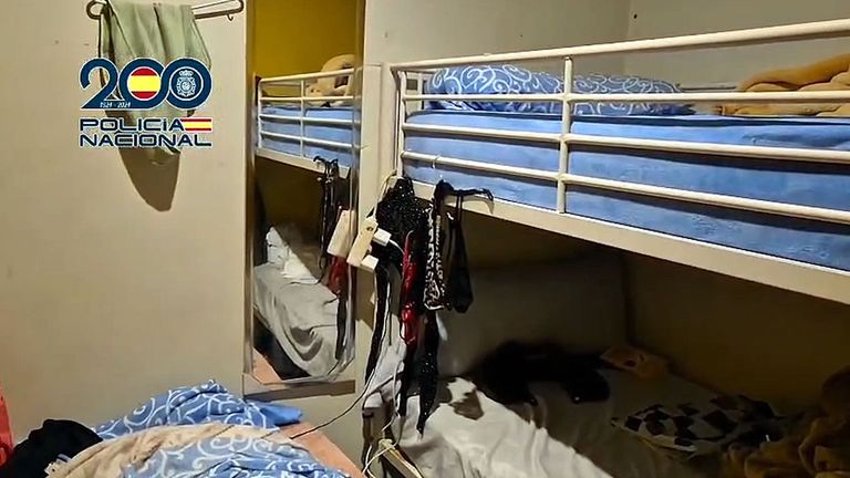 Detienen a un clan familiar que explotaba a diez extranjeras hacinadas en un piso de citas de Vigo donde falleció una mujer