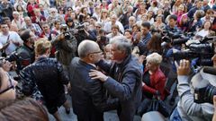 Francisco Rodríguez, rodeado de una multitud de ciudadanos tras anunciar que presentaba su dimisión como alcalde de Ourense tras haber sido detenido en la Operación Pokémon