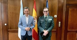 El nuevo jefe de la Guardia Civil de Galicia, Miguel Gonz�lez Arias, fue recibido este viernes por el delegado del Gobierno, Jos� Mi�ones.