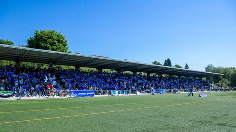La grada del Jos� Ram�n Su�rez Fern�ndez (San Claudio), antes del Real Oviedo femenino-UDG Tenerife B