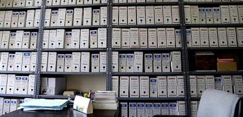 Cientos de expedientes almacenados dentro de un despacho de un secretario de un juzgado de lo social por falta de espacio en los archivos del stano. 