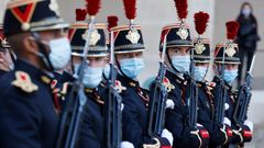 Guardias republicanos con mascarilla en la capital de Francia, cuya Asamblea Nacional ha aprobado la prrroga del estado de emergencia sanitaria hasta el 16 de febrero
