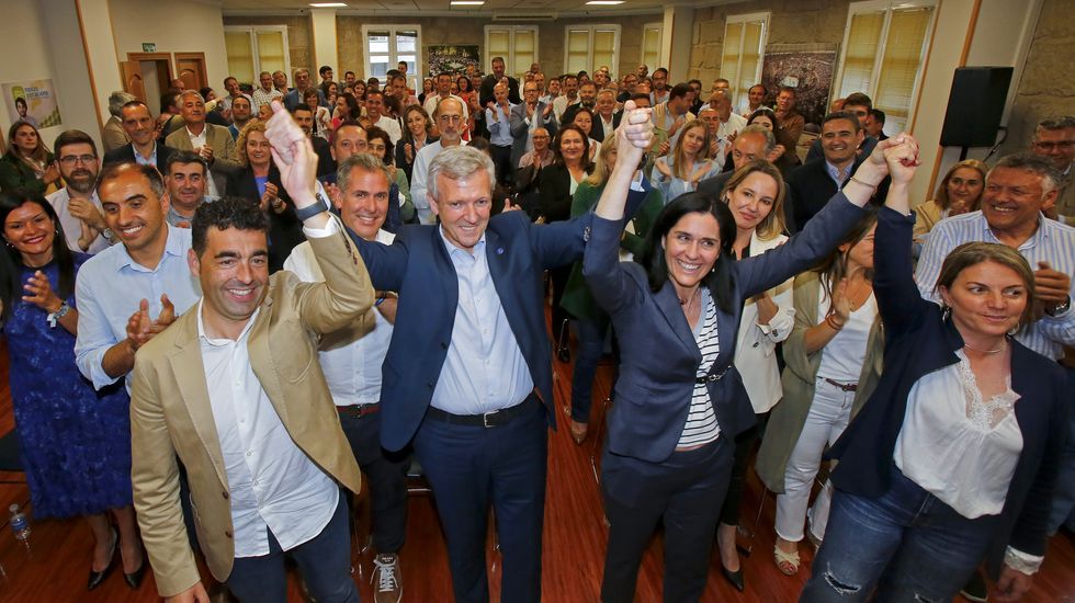 Alfonso Rueda celebra con la junta directiva provincial del PP de Pontevedra la victoria del 28M