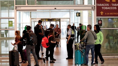 Controles policiales en el aeropuerto de El Prat