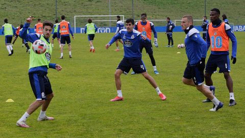 Rayco, Villares y Bergantiños, junto a Agbo en un entrenamiento
