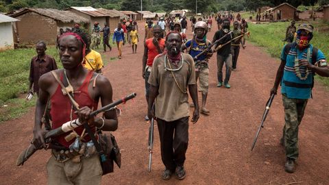 
Combatientes de Antibalaka caminan en Gambo, al sudeste de la Repblica Centroafricana