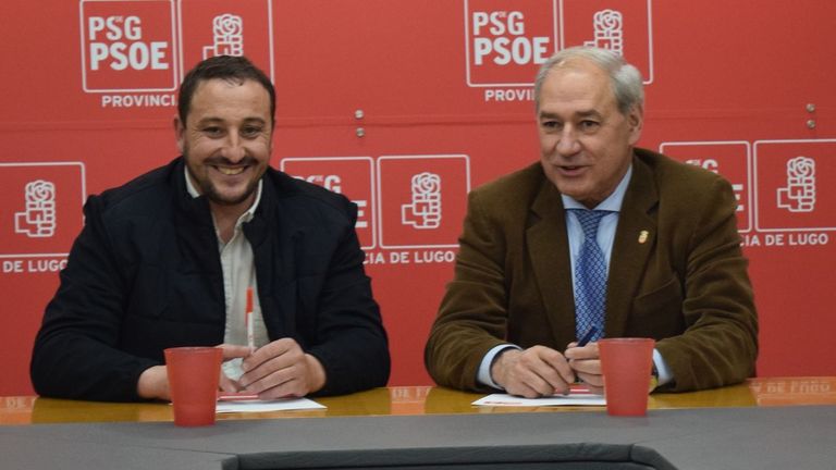 Marcos Arias (izquierda), cuando fue nombrado candidato a la alcaldía de Portomarín por José Tomé, presidente de la Diputación (derecha)