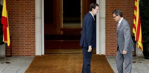 Rajoy recibi con frialdad a Mas, tanto que ni baj las escaleras a saludarle, y este se fue a su delegacin a hablar con la prensa.