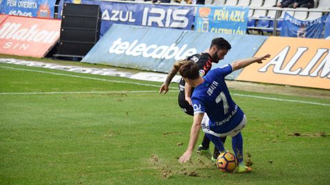 Susaeta lucha por un bal�n frente a un jugador del N�stic