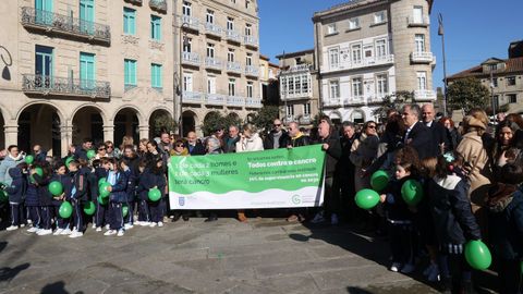 Participantes en el acto celebrado este viernes en la plaza de A Ferrería de Pontevedra