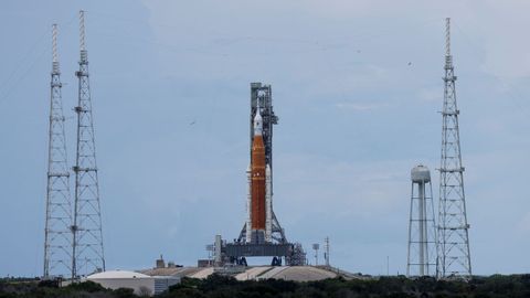 El cohete Artemis I, listo para despegar en la plataforma de lanzamiento en Cabo Cañaveral.