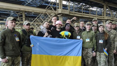 El grupo Kalush Orchestra se fotografiaron con un grupo de soldados ucranianos, tras cruzar la frontera polaca.
