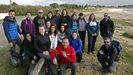 Un grupode universitariosrecorre Barbanzacon el profesor MiguelCons